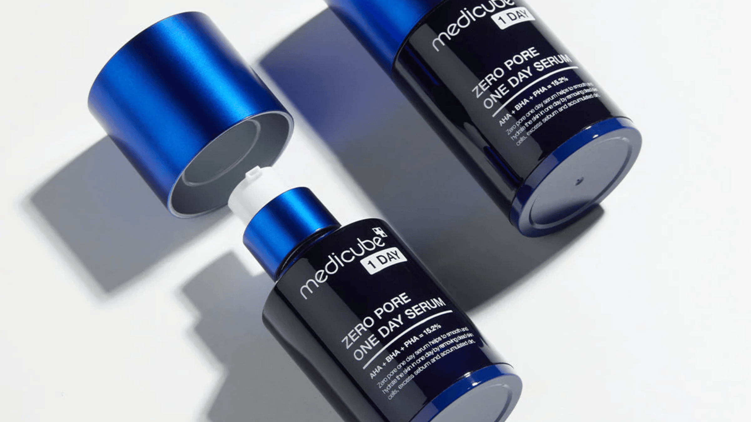 Medicube Zero Pore One Day Serum med AHA, BHA och PHA (15,2 %). Designad för att minska porer, balansera olja och förbättra hudens textur. Elegant mörkblå flaska med metalliskt blått lock, perfekt för daglig exfoliering och klarare hud.