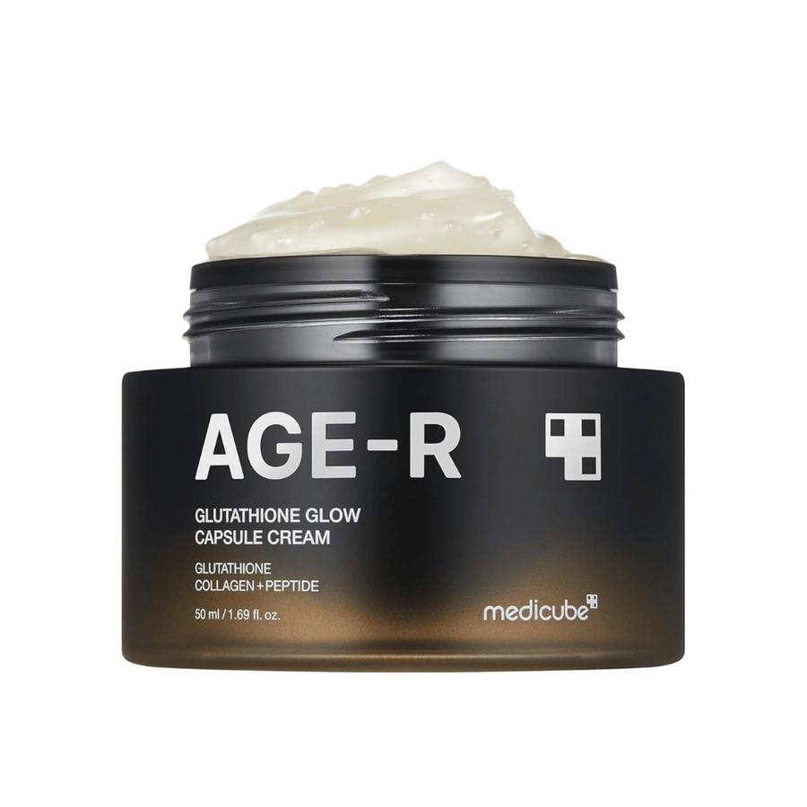 Burk av Medicube Age-R Glutathione Glow Capsule Cream, en kräm som innehåller glutation, kollagen och peptid. Produkten är designad för att ge huden lyster och förbättra elasticiteten. Krämens mjuka konsistens visas i burken.