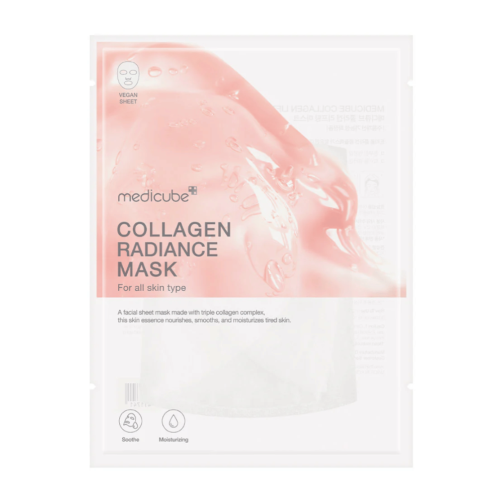 Förpackningen av "Medicube Collagen Radiance Mask," en ansiktsmask med tre typer av kollagenkomplex. Masken är avsedd för alla hudtyper och lovar att återfukta, jämna ut och ge glans åt trött hud. Förpackningen är i en ljus färg med tydlig text och grafiska element som framhäver produktens egenskaper.