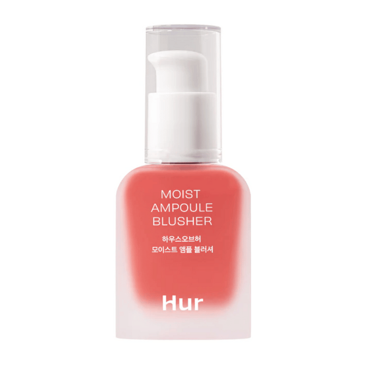 House of Hur Moist Ampoule Blusher i nyansen #05 Peach Coral ger en fräsch och persikofärgad rodnad till kinderna. Den fuktgivande formulan gör att huden känns mjuk och återfuktad hela dagen.