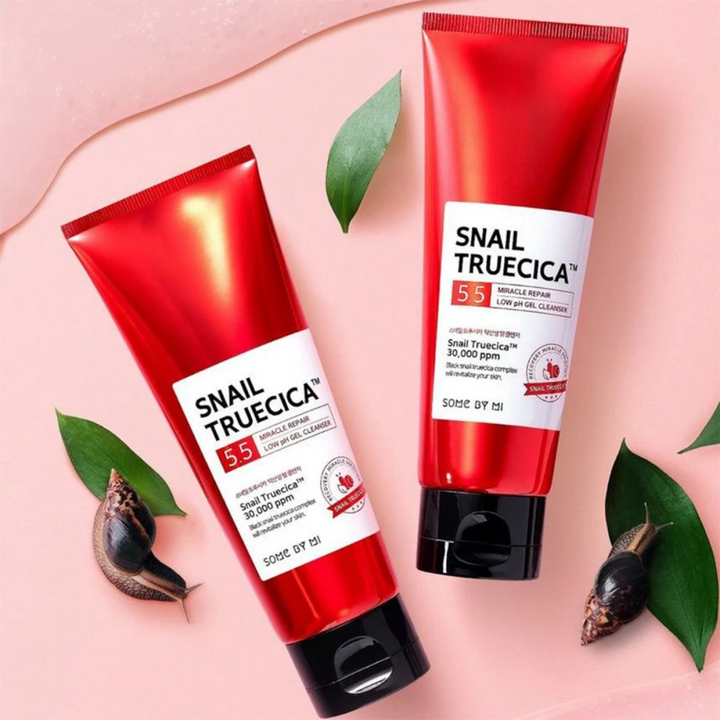 Två tuber SOME BY MI Snail Truecica Miracle Repair Slightly Acid Gel Cleanser 100ml på rosa bakgrund.