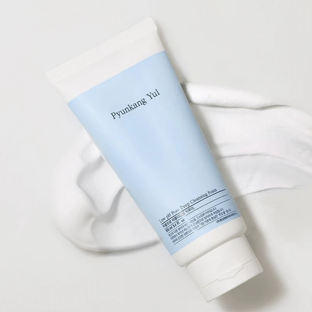 En tub vit Pyunkang Yul Low pH Pore Deep Cleansing Foam 100ml på en vit yta.