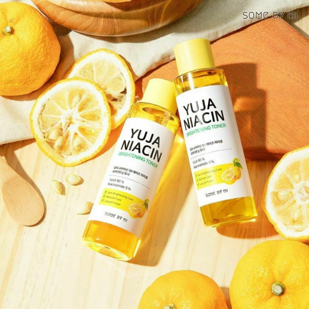 Två flaskor SOME BY MI Yuja Niacin 30 Days Miracle Brightening Toner 150ml på ett träbord.