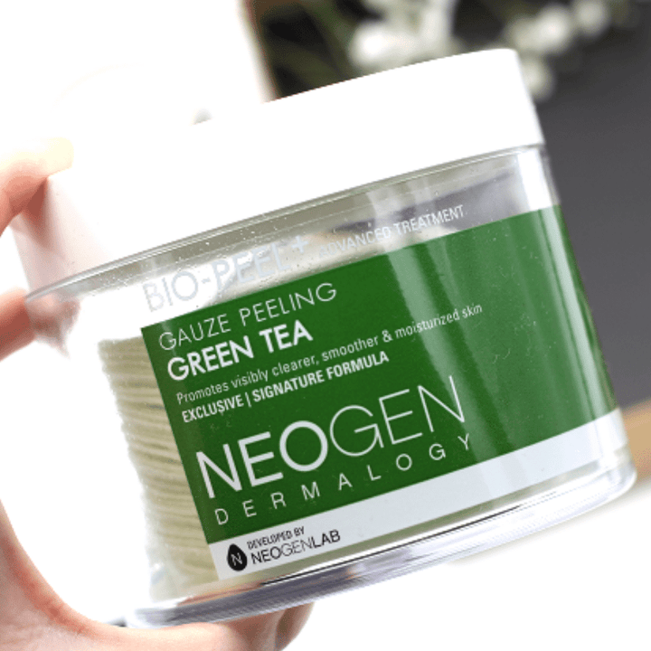 En burk NEOGEN Dermalogy Bio-Peel Gentle Gauze Peeling Green Tea 30 st med PHA-formel.