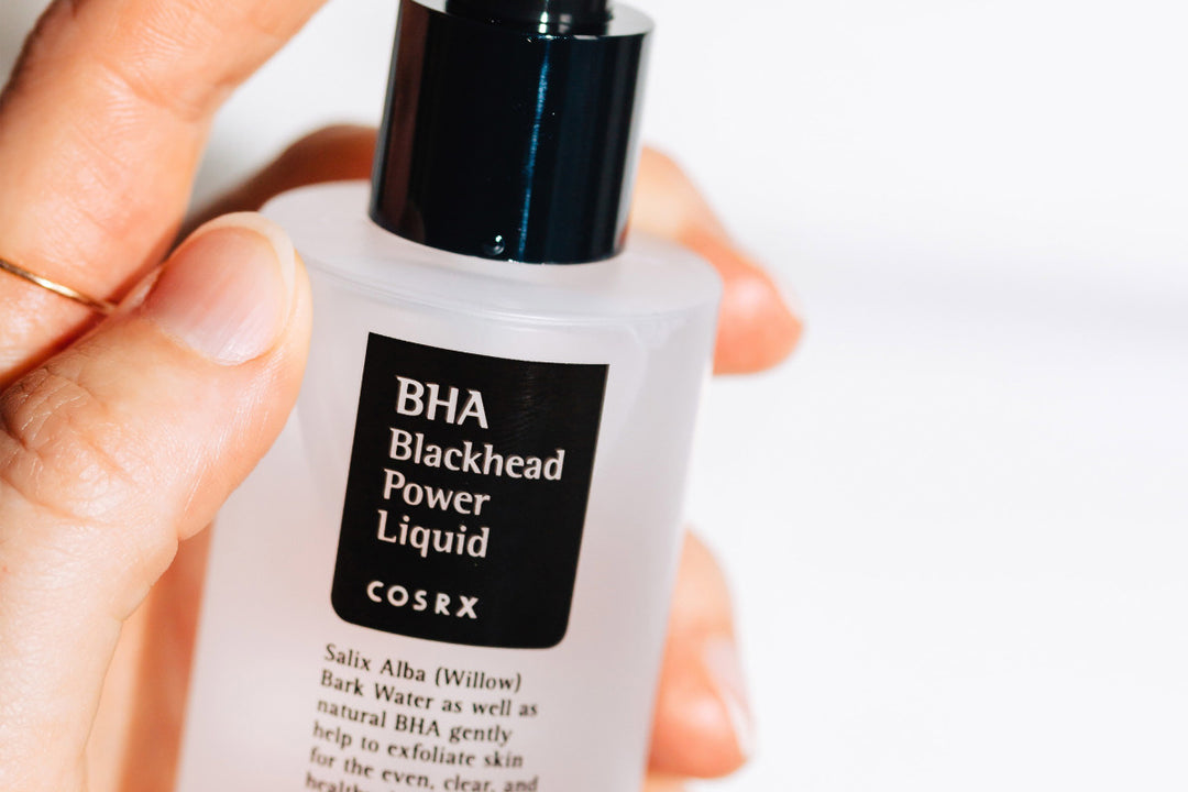 En person som visar upp COSRX BHA Blackhead Power Liquid 100ml, en pormaskar-lösning (pormaskar) från K-beauty.